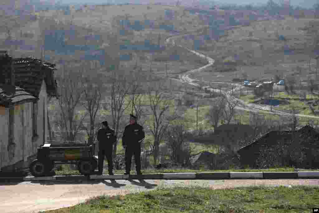Border policemen stand guard along border with Turkey, near the village of Golyam Dervent, Thursday, Nov., 28 2013.&nbsp; The UNHCR says Syrians are smuggled across the border in small groups. 