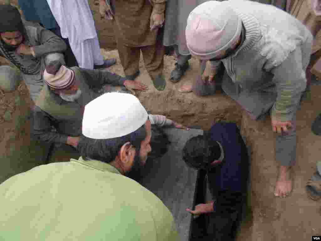 Pakistani villagers carry one of the victims of a Taliban attack on a school on Tuesday,&nbsp;during a funeral procession, Peshawar, Pakistan, Dec. 17, 2014. (VOA)