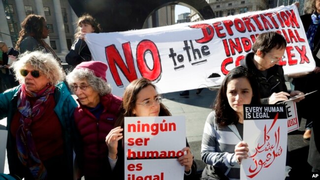 La ley federal en cuestión indica que los gobiernos locales y estatales no pueden prohibirle a la policía que comparta información sobre el estatus migratorio de una persona con las autoridades federales.