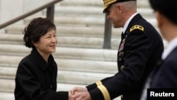 South Korean President Park Geun-hye (L) prepares to leave after presenting a wreath at the Tomb of the Unknown Soldier at Arlington National Cemetery near Washington, May 6, 2013. 