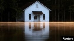Todavía se desconoce la magnitud completa del desastre en Carolina del Norte, pero al parecer miles de casas han sido dañadas.