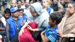 셰이크 하시나 방글라데시 총리(가운데)가 12일 미얀마 접경지역 난민캠프에서 로힝야족 난민들을 만나 포옹하고 있다. 