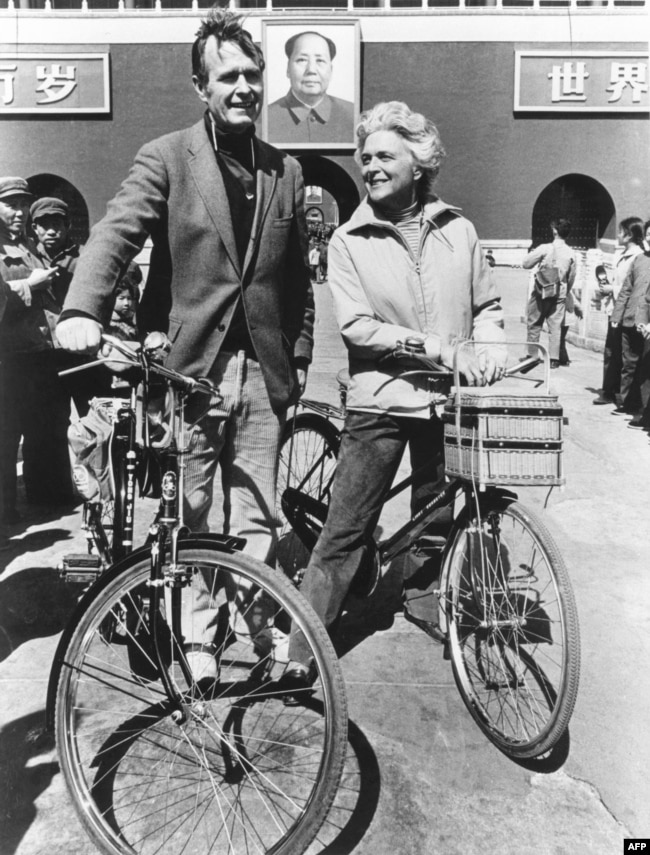 1974年美国驻北京联络处主任乔治·布什（老布什）和夫人骑自行车抵达北京天安门前。乔治?布什（George H. W. Bush）在1974-1975间出使北京。