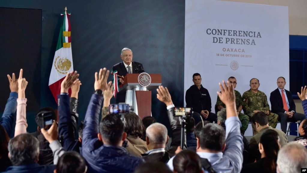 墨西哥總統奧布拉多在庫利亞坎10月17日爆發大規模槍戰後的第二天對記者發表談話。