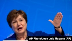 Foto Direktè FMI an Kristalina Georgieva pandan l tap bay yon konferans pou laprès apre yon rankont ak Komite Finansye a nan Washington samdi 19 Oktòb 2019...