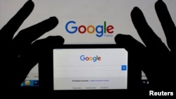 A smart phone displays the Google home page, in this picture illustration taken February 24, 2016. (REUTERS/Eric Gaillard/Illustration)