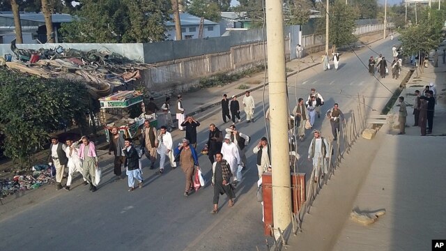 Prisioneros talibanes caminan libres luego de ser liberados por sus camaradas de una prisión de Kunduz.