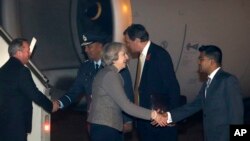 PM Inggris, Theresa May, tengah disambut seorang pejabat saat tiba di Bandara Palam (6/11). New Delhi, India. (foto: AP Photo/Manish Swarup)