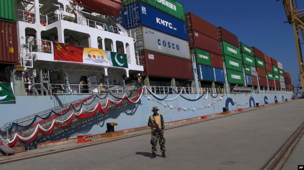 2016年11月13日，一名巴基斯坦海军士兵在瓜达尔港守卫即将离港的中国集装箱货船。(photo:VOA)