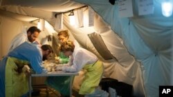 Cristina Cattaneo y su equipo forense examinan muestras en una base de la OTAN en Melilli, Sicilia, donde intentan identificar a las 1.100 personas que se cree que murieron cuando un barco migratorio se hundió frente a las costas de Italia en 2015. 