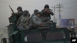 Cảnh sát Afghanistan vội vã đến hiện trường sau vụ tấn công Ủy ban Bầu cử Độc lập ở vùng ngoại ô thủ đô Kabul, 29/3/2014