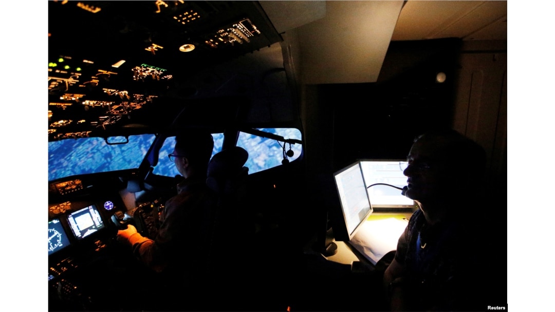Seorang siswa penerbangan Lion Air Group sedang belajar menerbangkan pesawat dengan pengawasan instruktur senior di dalam simulator Boeing 737-900ER di Angkasa Training Center, Jakarta, 2 November 2018.