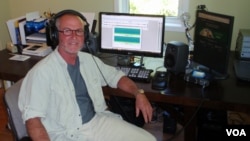 Gordon Hempton edits his "greatest hits" at his home studio in Indianola, WA. (VOA/T. Banse)