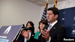 El presidente de la Cámara de Representantes, Paul Ryan, habla en una conferencia de prensa con los líderes republicanos en el Capitolio, el 5 de diciembre de 2017.