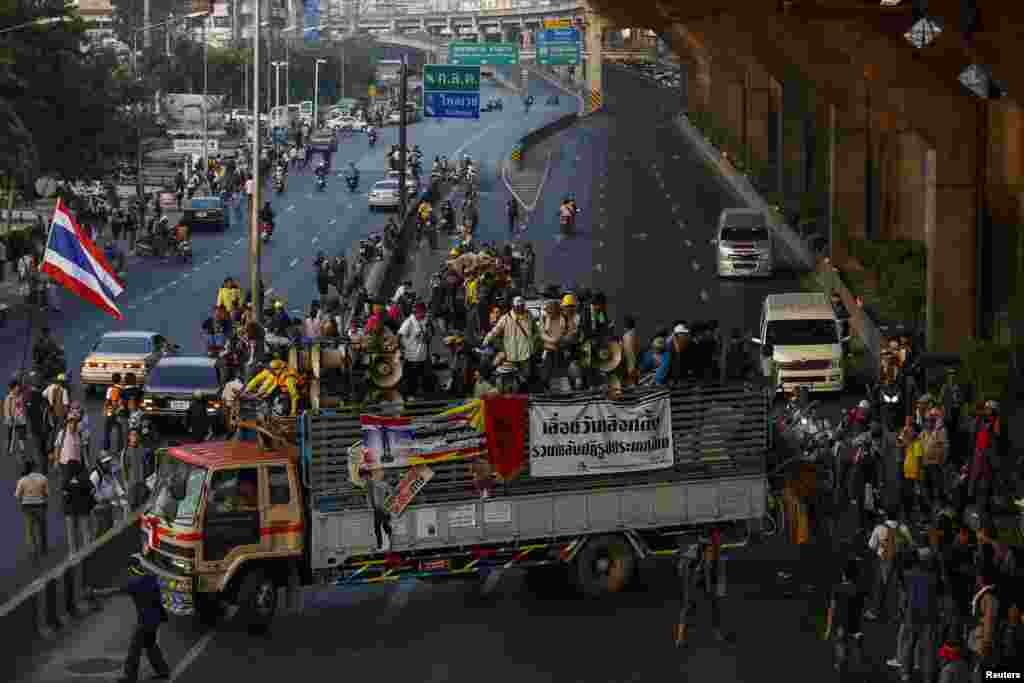 Anti-government protesters gather as they block Vibhavadi Rangsit road after clashes with riot police in central Bangkok, Dec. 26, 2013.