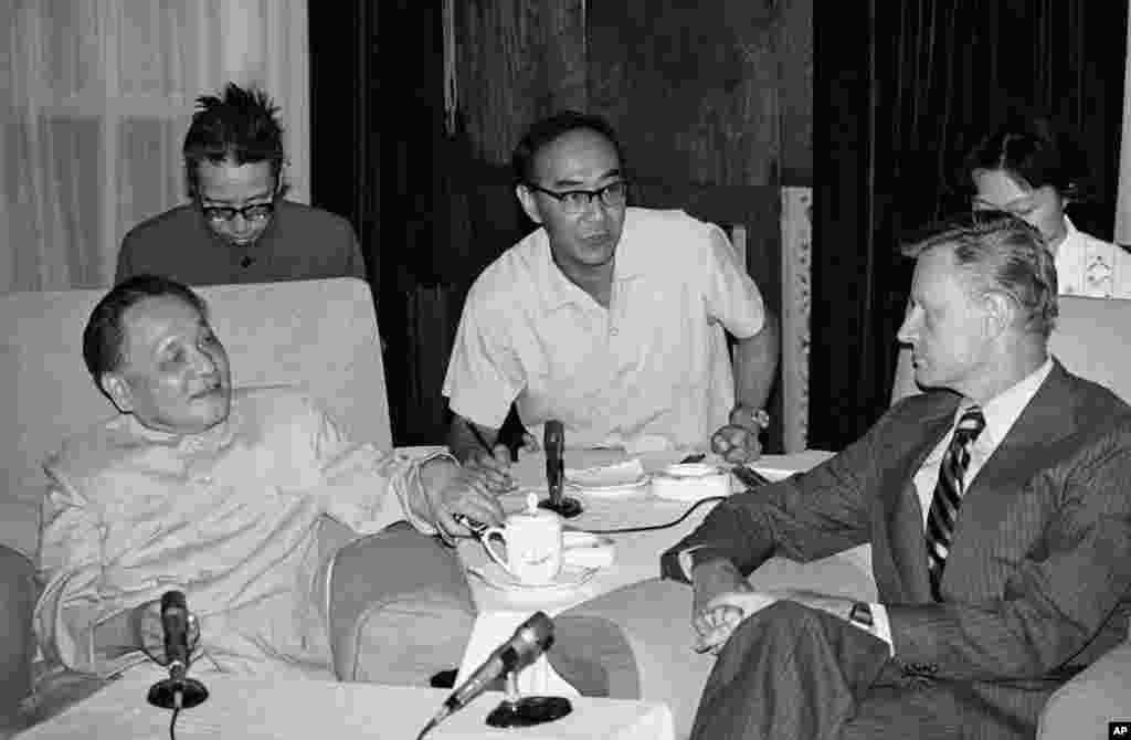 1981年7月19日,美国前国家安全顾问布热津斯基(Zbigniew Brzezinski)在北京会见中国副总理邓小平。布热津斯基曾经协助推动美国与中华人民共和国实现双边关系正常化。1979年布热津斯基访华,邓小平在北海公园的仿膳餐厅请他吃过饭