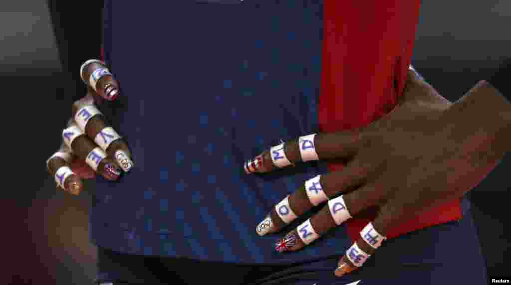 Anillos, banderas y las dedicatorias a mamá y papá de la volibolista estadounidense Destinee Hooker.