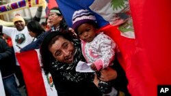 Extranjeros participan en una manifestación en favor de los inmigrantes en Santiago, el 9 de julio de 2017.