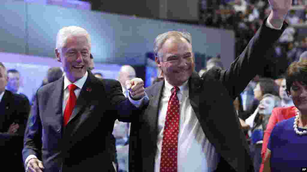 L&#39;ancien président Bill Clinton et le candidat&nbsp; démocrate à la vice-présidence, le sénateur Tim Kaine, arrivent à la convention démocrate à Philadelphie, le 28 juillet 2016 .