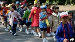 Thai kindergarten children wear sweaters and jumpers during their tour at Dusit Zoo in Bangkok, Thailand, Jan. 26, 2016. 