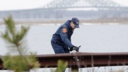 یک عضوپلیس سافک کانتی در حال جستجو منطقه ساحلی اوک در نیویورک، جایی که بقایای اجساد چند نفر که احتمالا توسط یک قاتل زنجیره ای کشته شده اند پیدا شده است