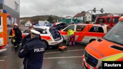 Vehículos de emergencia rodean la escena donde un conductor atropelló a más de 30 personas durante un desfile de carnaval en Volkmarsen, Alemania, el 24 de febrero de 2020.