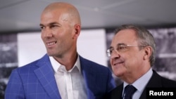 L’entraîneur Zinédine Zidane du Real Madrid et le président du club Florentino Pérez lors d’une conférence de presse, Madrid, Espagne, 4 juin 2016.