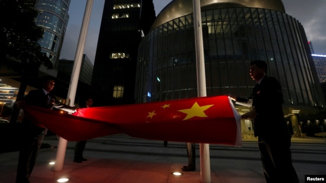 2016年11月7日香港举行每日降旗仪式。一天前，中国通过对香港《基本法》的解释，称立法者必须宣誓效忠香港。