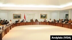 Presiden Jokowi memimpin rapat terbatas yang membahas masalah kekeringan di sejumlah daerah di kantor Presiden Jakarta, Jumat 31 Juli 2015 (Foto: VOA/Andylala).