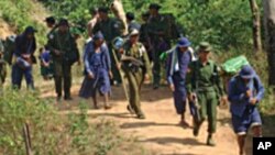 အကျဉ်းသားတွေကို ရှေ့တန်းမှာ ပေါ်တာအဖြစ် မြန်မာစစ်တပ် အသုံးပြုပုံ။ (ယခင်မှတ်တမ်းဓာတ်ပုံ)