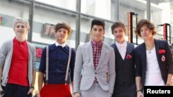 La banda británica One Direction entró al primer lugar de la lista musical.