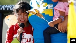 Akemi Vargas, 8, llora al hablar de la separación de su padre, durante una protesta en Phoenix, Arizona, junio 18, 2018.