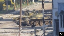 霍姆斯郊外出現軍方坦克。
