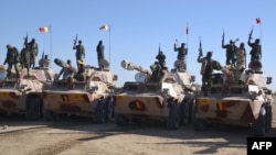 Des soldats de l'armée tchadienne regroupés près du village de Gamboru, à la frontière avec le CAmeroun, le 1er février 2015.