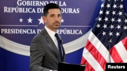 美国国土安全部代理部长沃尔夫（Chad Wolf）1月9日在洪都拉斯对记者发表讲话。