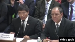 2018年2月14日，在美国国会一场有关西藏局势的听证会上，顿珠旺青作为证人出席（美国之音视频截图）