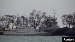 Ukrajinski brodovi koje je nedavno zaposjela ruska bezbjednosna služba FSB, usidreni u luci Kerč, na Krimu, 28. novembra 2018.
