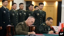 조셉 던포드 미 합참의장(왼쪽)과 팡펑후이 인민해방군 총참모장이 15일 베이징에서 미중 군사협력 강화에 합의하고 공동 서명하고 있다.