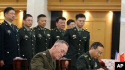 美军参联会主席邓福德上将（前左）与中国人民解放军总参谋长房峰辉在北京签署协议。 （2017年8月15日）