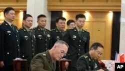 美军参联会主席邓福德上将(前左)与中国人民解放军总参谋长房峰辉在北京签署协议。 (2017年8月15日)