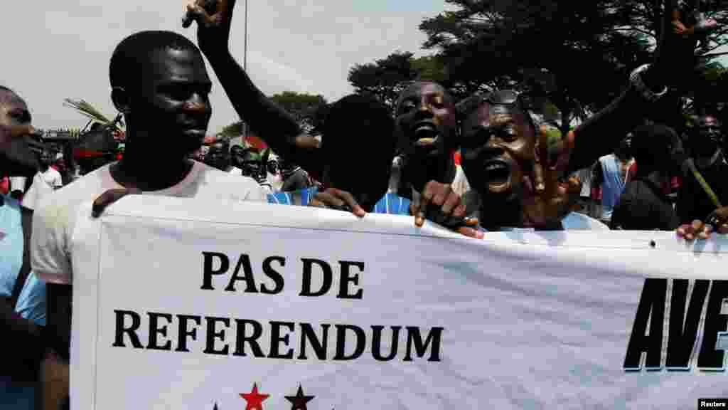 Un partisan de l&#39;opposition de la Côte-d&#39;Ivoire tient une bannière &nbsp;lors d&#39;un rassemblementavant le référendum sur une nouvelle constitution, à Abidjan, Côte-d&#39;Ivoire, le 28 octobre 2016.