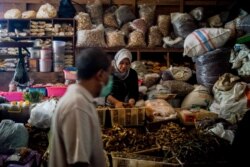 Penjual rempah-rempah di pasar tradisional di Yogyakarta, di tengah pandemi COVID-19, 3 Maret 2020. (Foto: dok).