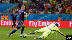 Arjen Robben supera a Iker Casillas para conquistar el quinto gol holandés, en el gane naranja 5-1.