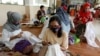 印度尼西亚首都雅加达的妇女在疫情期间缝制衣服（2020年7月1日）。