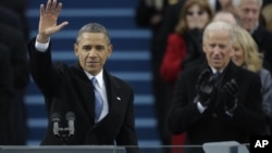 Presiden AS Barack Obama melambaikan tangan pada para hadirin setelah mengucapkan pidato pelantikan, didampingi Wakil Presiden Joe Biden. (AP/Pablo Martinez Monsivais)