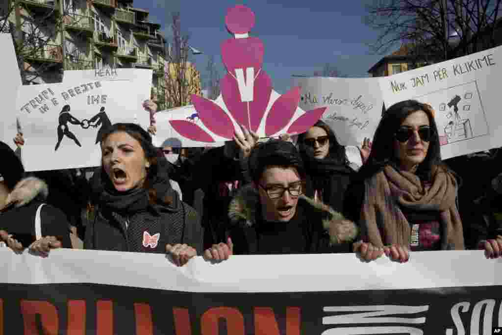 تظاهرات زنان کوزوو علیه خشونت به زنان در پریشتینا، پایتخت این کشور. 