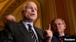 Thượng nghị sĩ John McCain và Thượng nghị sĩ Robert Menendez
