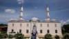 Seorang perempuan Muslim pergi ke masjid untuk menghadiri shalat Jumat pertama selama bulan Ramadhan di Diyanet Center of America di Lanham, Maryland, AS, 10 Mei 2019. (Foto: REUTERS/Amr Alfiky)