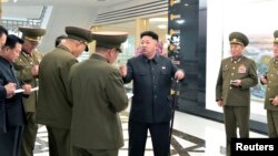 북한 김정은 국방위원회 제1위원장이 새로 건설된 군인 식당을 현지지도 했다고 조선중앙통신이 29일 보도했다.