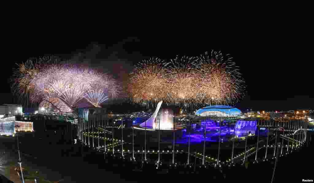 سوچی میں منعقد ہونے والے سرمائی اولمپکس کے اختتام پر شاندار آتش بازی کا مظاہرہ کیا گیا۔